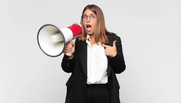 Jonge Vrouw Met Een Megafoon Kijken Geschokt Verrast Met Mond — Stockfoto