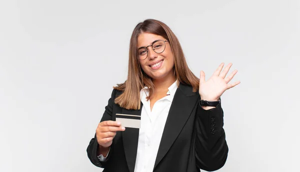 Junge Frau Mit Kreditkarte Lächelt Glücklich Und Fröhlich Winkt Begrüßt — Stockfoto