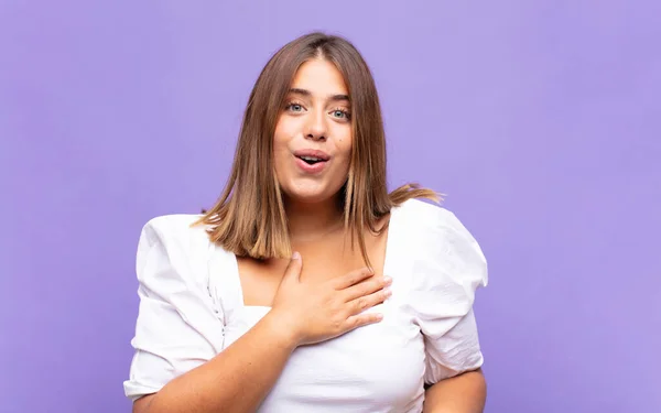 Giovane Donna Bionda Sente Scioccata Sorpresa Sorridente Presa Cuore Felice — Foto Stock