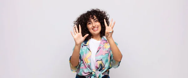 Mulher Sorrindo Olhando Amigável Mostrando Número Oito Oitavo Com Mão — Fotografia de Stock