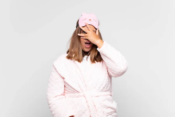 Ung Kvinna Pyjamas Ser Chockad Rädd Eller Skräckslagen Täcker Ansiktet — Stockfoto