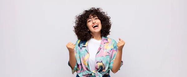 Žena Cítí Šokovaná Vzrušená Šťastná Směje Oslavuje Úspěch Říká Wow — Stock fotografie