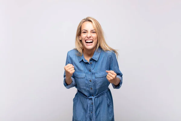 Vrouw Die Triomfantelijk Schreeuwt Lacht Zich Gelukkig Opgewonden Voelt Terwijl — Stockfoto