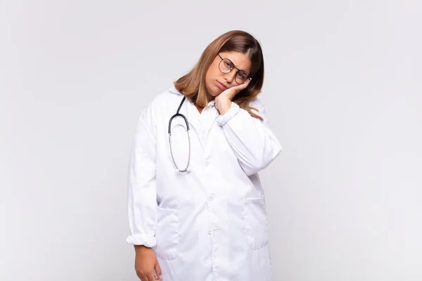 Jovem Médico Sentindo Entediado Frustrado Sonolento Depois Uma Tarefa Cansativa — Fotografia de Stock