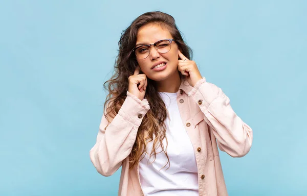 Kvinna Ser Arg Stressad Och Irriterad Täcker Båda Öronen Till — Stockfoto