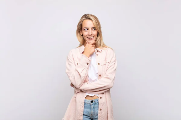 Mujer Sonriendo Con Una Expresión Feliz Segura Con Mano Barbilla — Foto de Stock