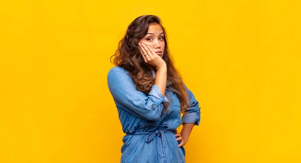 Mujer Sintiéndose Sorprendida Asombrada Sosteniendo Cara Mano Incredulidad Con Boca — Foto de Stock