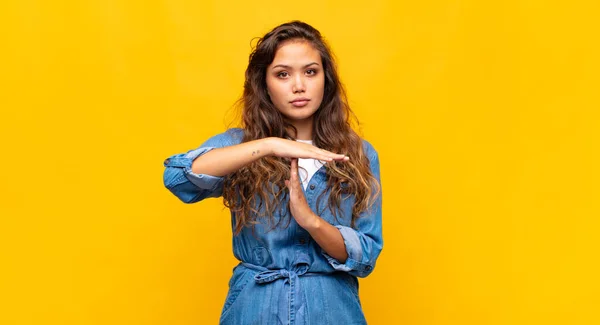 Kvinna Ser Allvarlig Sträng Arg Och Missnöjd Gör Time Out — Stockfoto