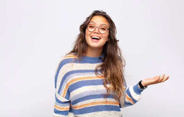 Mujer Sintiéndose Feliz Sorprendida Alegre Sonriendo Con Actitud Positiva Realizando — Foto de Stock