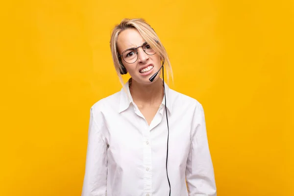 Young Woman Telemarketer Feeling Puzzled Confused Dumb Stunned Expression Looking — Stockfoto