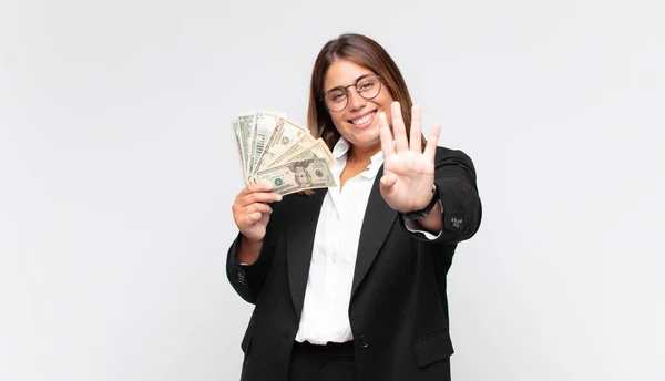Młoda Kobieta Uśmiechniętymi Banknotami Wyglądająca Przyjaźnie Czwartą Lub Czwartą Ręką — Zdjęcie stockowe