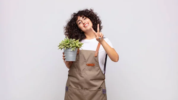 Ung Kvinna Trädgårdsmästare Ler Och Ser Glad Bekymmerslös Och Positiv — Stockfoto