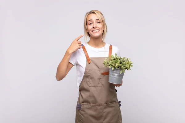 Jovem Jardineira Sorrindo Confiantemente Apontando Para Próprio Sorriso Largo Positivo — Fotografia de Stock