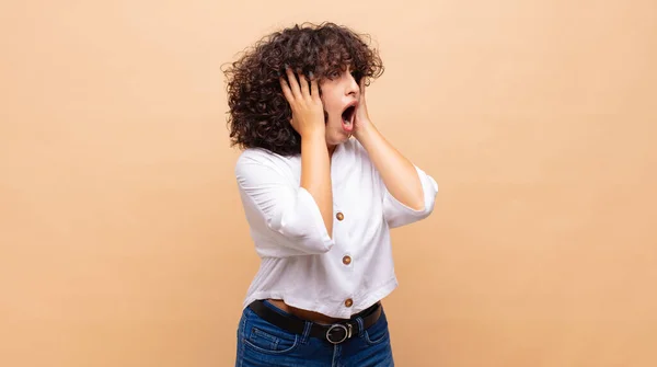 Frau Fühlt Sich Glücklich Aufgeregt Und Überrascht Und Blickt Mit — Stockfoto