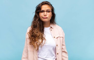 Kadın kendini şaşkın ve şüpheli hissediyor, merak ediyor ya da karar vermeye çalışıyor.