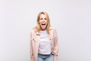 Kadın agresif bir şekilde bağırıyor, çok kızgın, sinirli, öfkeli ya da sinirli görünüyor.