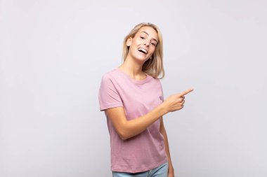 Kadın heyecanlı ve şaşırmış görünüyor. Yana ve yukarıya bakıyor.