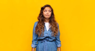 Şaşırmış ve kafası karışmış bir kadın bir sorunu çözmeye çalışıyor ya da çözmeye çalışıyor.