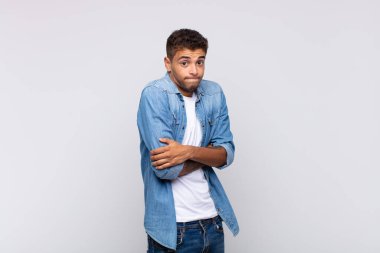  Omuz silkmek, kafası karışık ve kararsız hissetmek, kolları çapraz ve şaşkın bir bakış ile şüpheye düşmek