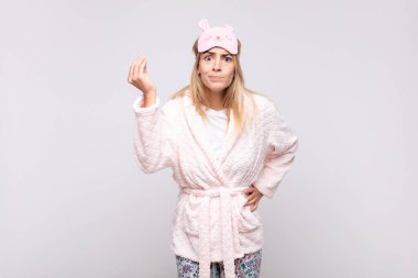 Genç, güzel bir kadın pijama giyiyor, kapiş ya da para hareketi yapıyor, sana borçlarını ödemeni söylüyor.!