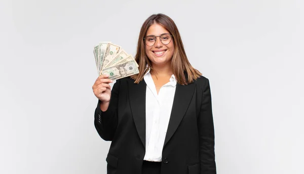 Mujer Joven Con Billetes Sonriendo Felizmente Con Mano Cadera Actitud — Foto de Stock