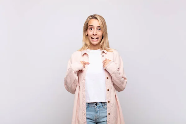 Vrouw Die Zich Gelukkig Verrast Trots Voelt Wijzend Naar Zichzelf — Stockfoto