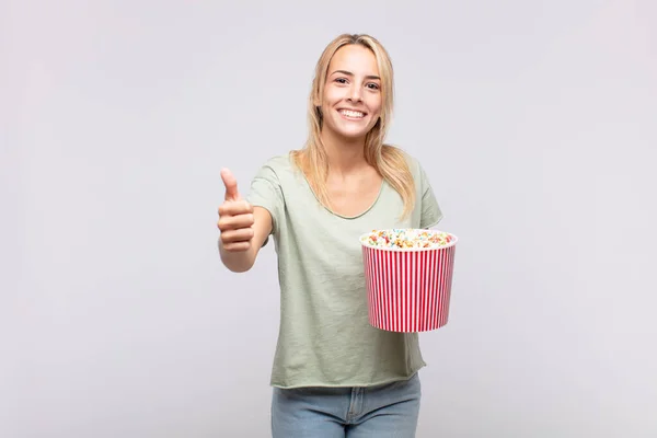 Young Woman Pop Corns Bucket Feeling Proud Carefree Confident Happy — Stock Photo, Image