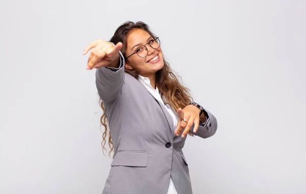 Kvinna Känner Sig Glad Och Självsäker Pekar Kameran Med Båda — Stockfoto