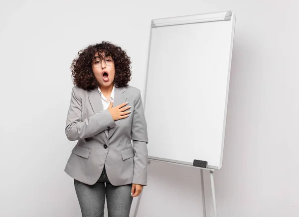 Frau Ist Schockiert Und Überrascht Lächelt Nimmt Sich Die Hand — Stockfoto