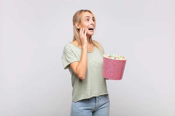 Young Woman Pop Corns Bucket Feeling Happy Excited Surprised Looking — Stock Photo, Image