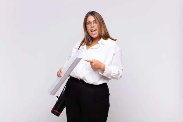 Joven Arquitecta Mirando Emocionada Sorprendida Apuntando Hacia Lado Hacia Arriba — Foto de Stock