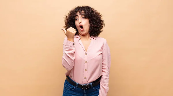 Woman Looking Astonished Disbelief Pointing Object Side Saying Wow Unbelievable — Stock Photo, Image