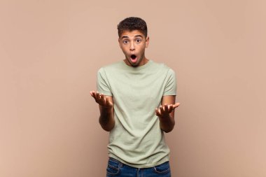  Açık sözlü ve şaşırmış, şok olmuş ve hayrete düşmüş.