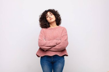 Kadın mutsuz ve hayal kırıklığına uğramış, ciddi görünüyor, sinirlenmiş ve kollarını kavuşturmuş.