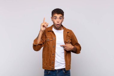  Gururlu ve şaşırmış hissediyorum, özgüvenimi gösteriyorum, kendimi başarılı hissediyorum.