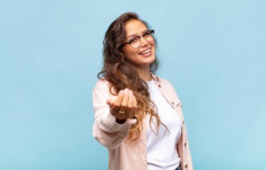 Kadın kendini mutlu, başarılı ve kendinden emin hissediyor. Meydan okumayla yüzleşip 