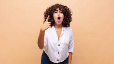 Kızgın ve agresif bir ifadeyle kameraya bakan bir kadın kızgın, çılgın bir patron gibi görünüyor.