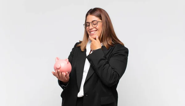 Jovem Com Banco Porquinho Sorrindo Com Uma Expressão Feliz Confiante — Fotografia de Stock