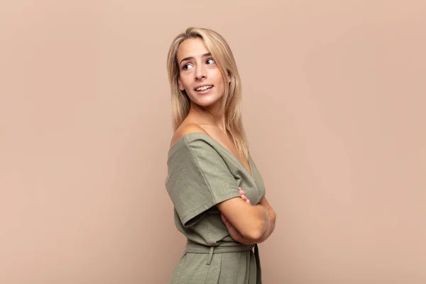 Mulher Sorrindo Alegremente Sentindo Feliz Satisfeito Relaxado Com Braços Cruzados — Fotografia de Stock