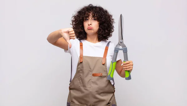 Arabe Jolie Femme Jardinier Avec Sécateur — Photo