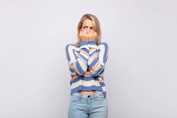 Mulher Olhando Preocupado Ansioso Estressado Com Medo Mordendo Unhas Olhando — Fotografia de Stock