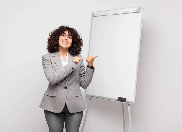 Woman Smiling Cheerfully Casually Pointing Copy Space Side Feeling Happy — Stock Photo, Image