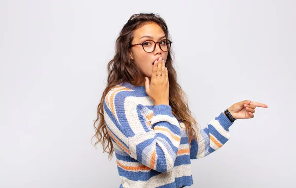 Mulher Sentindo Feliz Chocado Surpreso Cobrindo Boca Com Mão Apontando — Fotografia de Stock