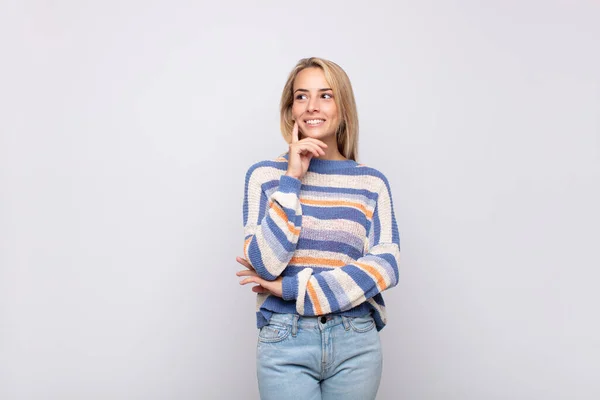 Woman Smiling Happily Daydreaming Doubting Looking Side — Stock Photo, Image