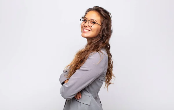 Donna Sorridente Alla Macchina Fotografica Con Braccia Incrociate Espressione Felice — Foto Stock