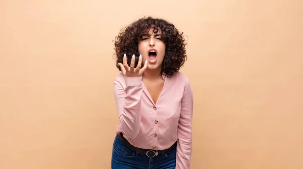 Mulher Olhando Irritado Irritado Frustrado Gritando Wtf Que Está Errado — Fotografia de Stock