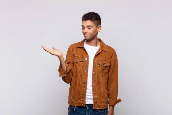 Sentindo Feliz Sorrindo Casualmente Olhando Para Objeto Conceito Segurado Mão — Fotografia de Stock