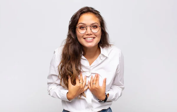 Vrouw Die Gelukkig Verrast Trots Opgewonden Uitziet Wijzend Naar Zichzelf — Stockfoto