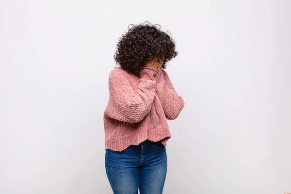 Femme Couvrant Les Yeux Avec Les Mains Regard Triste Frustré — Photo