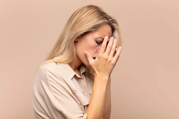 Kvinna Täcka Ögon Med Händer Med Sorgsen Frustrerad Blick Förtvivlan — Stockfoto